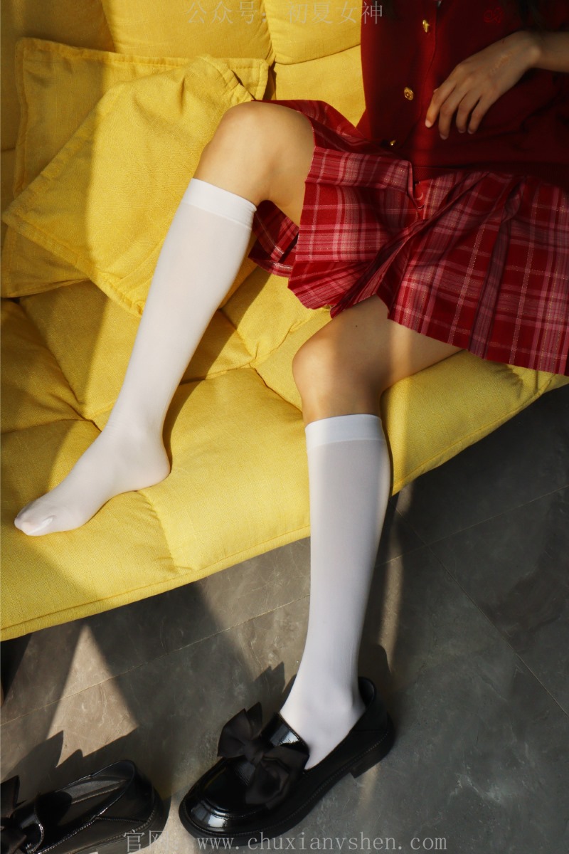[初夏女神] NO.014 蓝莓~S码大红色JK套搭小黑皮鞋 [100P/1V/6.11G] 初夏女神-第4张